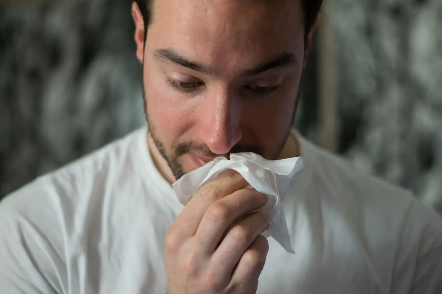 Allarme in Francia: la Pseudoefedrina nei Farmaci contro il Raffreddore Potrebbe Aumentare il Rischio di Ictus ed Infarti