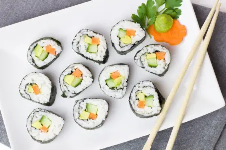 Come fare il sushi in casa: la ricette ed i trucchi per un risultato perfetto.