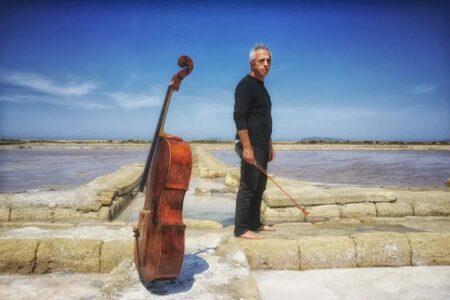 Giovanni Sollima, virtuoso del violoncello, si prepara a incantare il pubblico lucano e pugliese con un imperdibile concerto che si terrà domani, giovedì 7 dicembre, a Matera, e venerdì 8 dicembre ad Altamura
