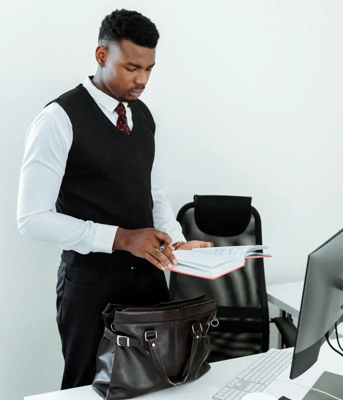 Borsa da ufficio per uomo: stile e funzionalità in un accessorio indispensabile per ogni professionista.