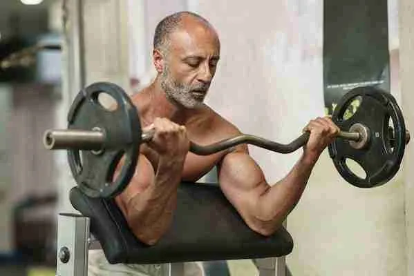 L'allenamento di forza è essenziale per contrastare la perdita di massa muscolare legata all'età