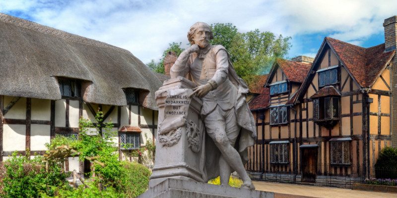 Uno dei luoghi più iconici da visitare a Stratford-upon-Avon è la casa natale di William Shakespeare. Situata in Henley Street, questa casa a graticcio del XVI secolo offre un'affascinante immersione nella vita del drammaturgo. La casa è stata restaurata per riflettere le condizioni dell'epoca, con mobili d'epoca e oggetti personali che raccontano la storia della famiglia Shakespeare
